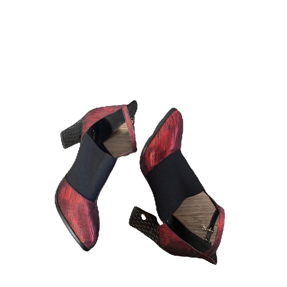 NWOT YAGEYAN RED SPARKLY SHOES ELASTIC PART IN BLACK HEELS STRAPs 39 European
